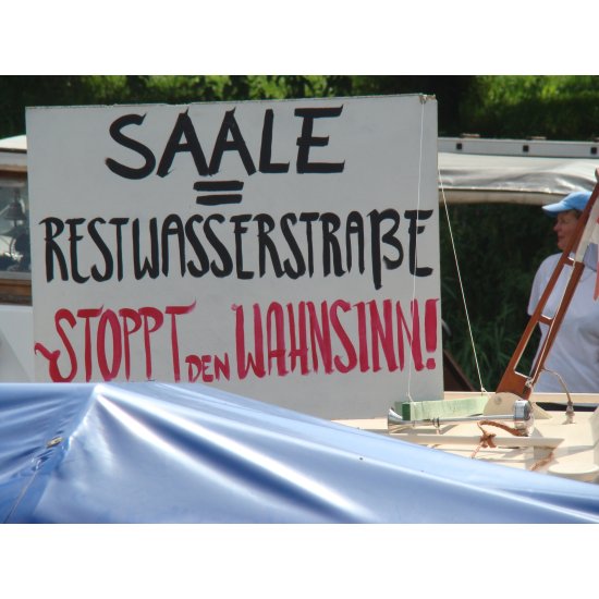 Protestdemo auf der Saale